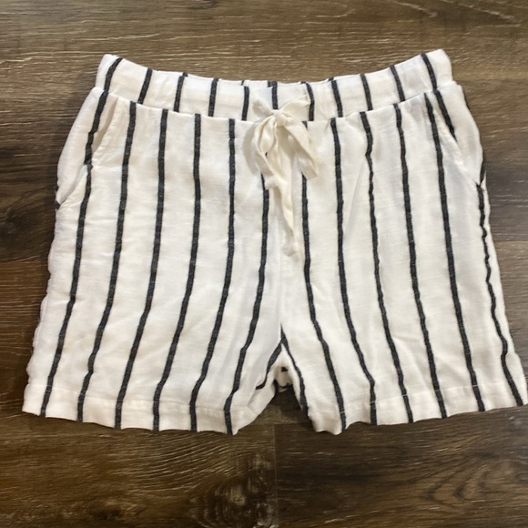 Doe & Rae 100Linen Shorts - Picture 3 of 7